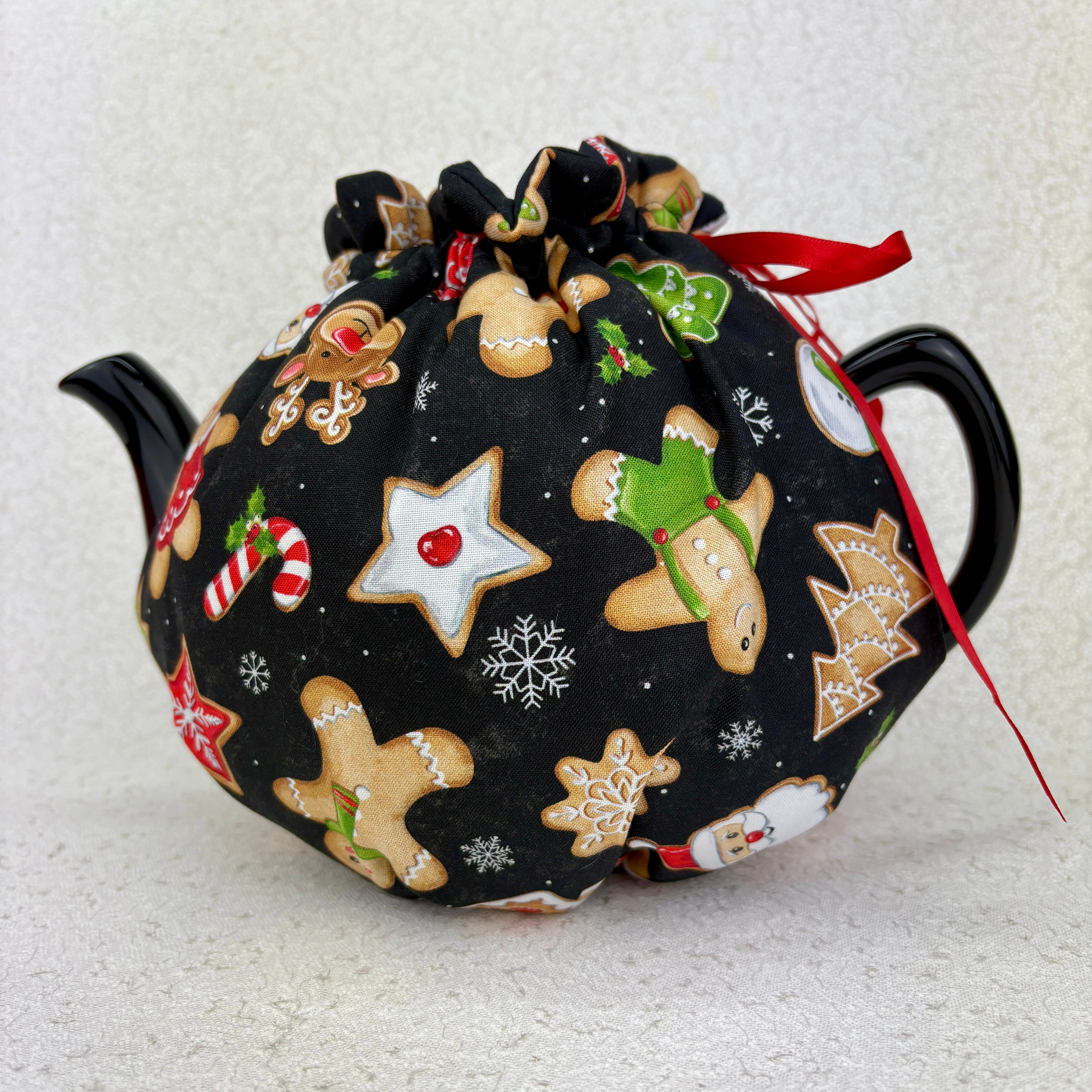 6-8 cup tea cosy with Christmas cookies