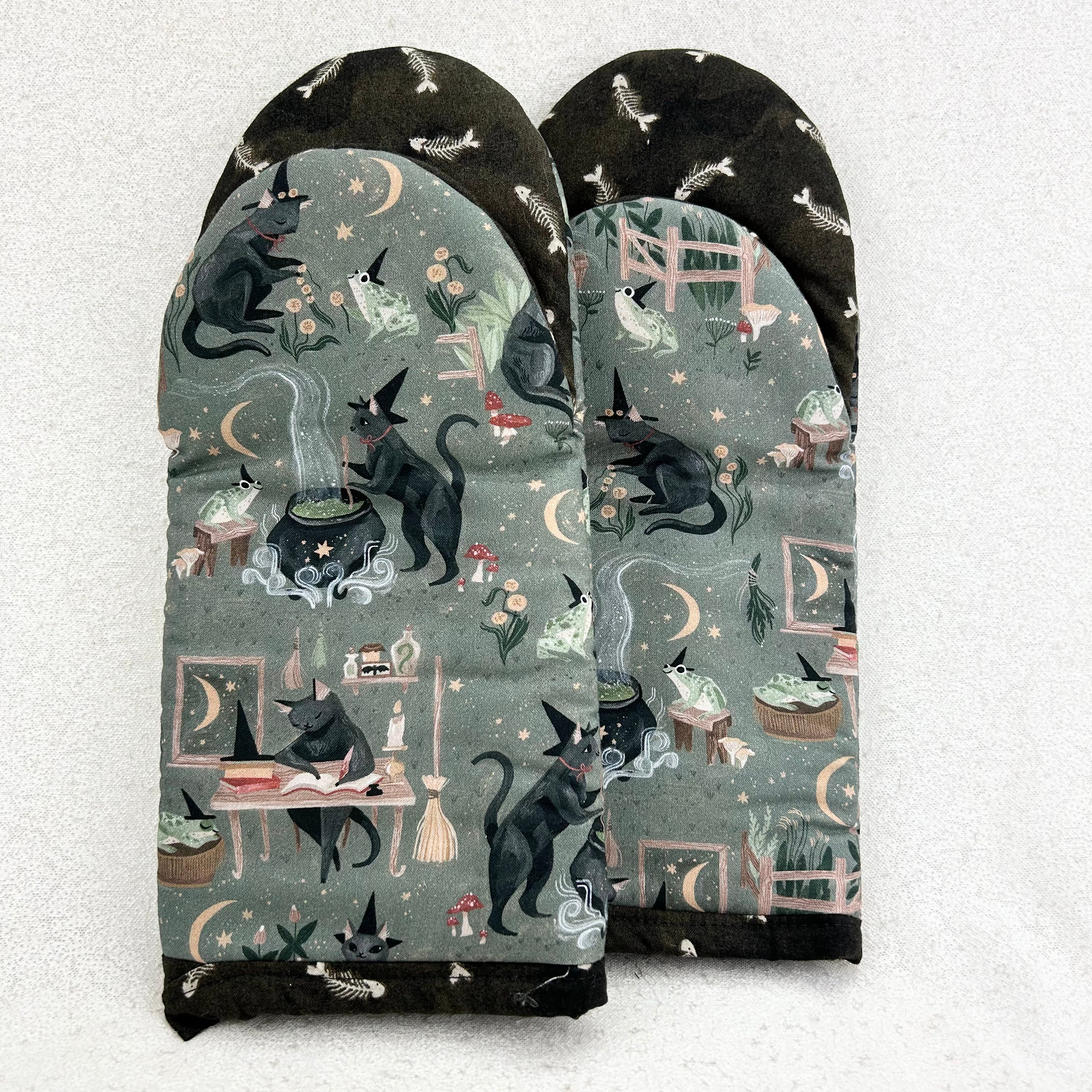 Oven Mitts: Witchy Cats